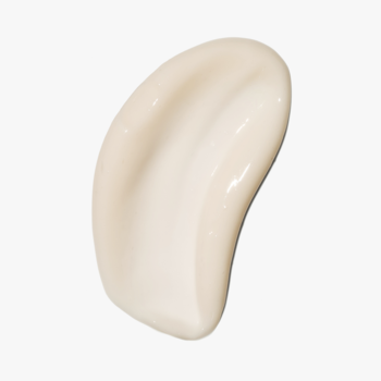 Jasnobeżowa, kremowa smuga rozjaśniającego serum dermokosmetycznego o gładkiej teksturze, na białym tle.