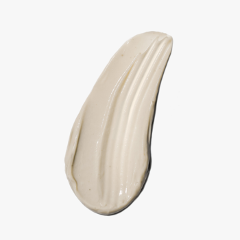 Beżowa próbka kremowej maski głęboko oczyszczającej z glinką, z widocznymi smugami, na białym tle.