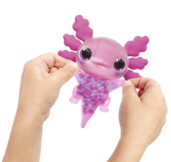 Różowy Animagic Axolotl Let's Glo, elastyczny, z przezroczystym ciałem i brokatem, trzymany przez dziecięce dłonie.