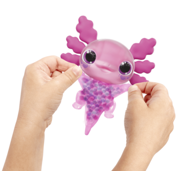 Różowy Animagic Axolotl Let's Glo, elastyczny, z przezroczystym ciałem i brokatem, trzymany przez dziecięce dłonie.