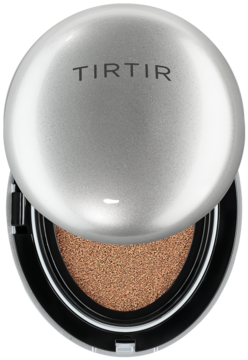 TIRTIR Mask Fit Aura Cushion Mini 43N Deep Cocoa: otwarte, srebrne opakowanie z widocznym brązowym wkładem.