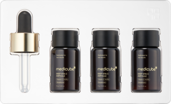 Zestaw: trzy ampułki MEDICUBE Deep Vita C Ampoule 2.0 z witaminą C i złoty zakraplacz w białej tacy.
