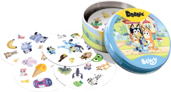 Gra Dobble Bluey: niebieska puszka i rozłożone okrągłe karty z postaciami Bluey i różnymi symbolami.