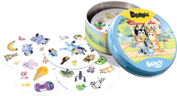 Gra Dobble Bluey: niebieska puszka i rozłożone okrągłe karty z postaciami Bluey i różnymi symbolami.