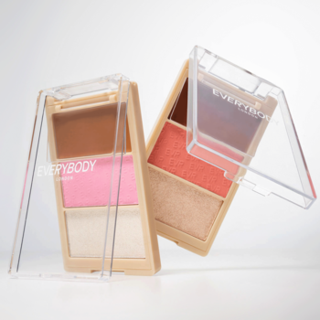 Dwie otwarte palety Everybody London Blush Me Baby: z różem i koralem, bronzerami i rozświetlaczami, ukośny widok.