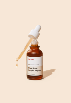Ampułka Manyo Bifida Biome Complex w brązowej butelce z pipetą, kropla serum wzmacniającego barierę skóry.