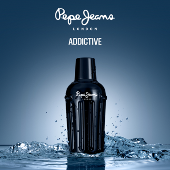 Ciemny flakon perfum Pepe Jeans ADDICTIVE w kształcie shakera, otoczony wodnymi kroplami na niebieskim tle.
