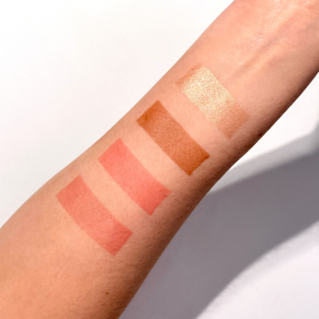 Cztery swatche na ramieniu: róż Lumene Natural Glow Coral Blush, brązer i złoty rozświetlacz. Kremowe wykończenie.