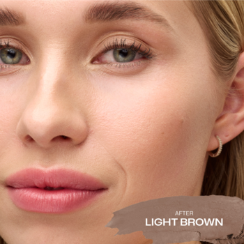 Po aplikacji Lumene Bronzera Light Brown: twarz kobiety, rozświetlony policzek, subtelne ocieplenie jasnej karnacji.
