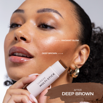 Bronzer w sztyfcie Lumene Multi-Stick Deep Brown na tle twarzy, podkreślający skórę, promienny blask i odcień.