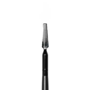 Zbliżenie na srebrną szpatułkę dwustronnej szczoteczki e.l.f. Brow Lift do unoszenia brwi.