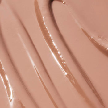 Zbliżenie na płynny róż e.l.f. Camo Peach Perfect, kremowy, rozmazany, z efektem mokrego wykończenia.