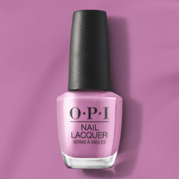 Różowy lakier do paznokci OPI Nail Lacquer Vogue en Violet, błyszczące wykończenie, widok z przodu na fioletowym tle.