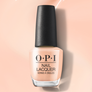 OPI Nail Lacquer Pearl-Clutching Behavior, jasny beż, klasyczna butelka z czarną nakrętką, widok z przodu.