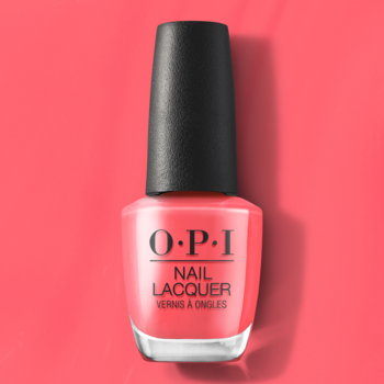 Lakier OPI Nail Lacquer Drive ‘Em Magenta, jaskrawy koralowy, butelka z czarną nakrętką, na jednolitym tle.
