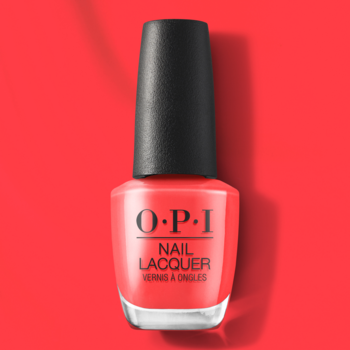Butelka koralowego lakieru OPI Nail Lacquer Blushin’ Pride z czarną nakrętką, pionowo na żywym, koralowym tle.