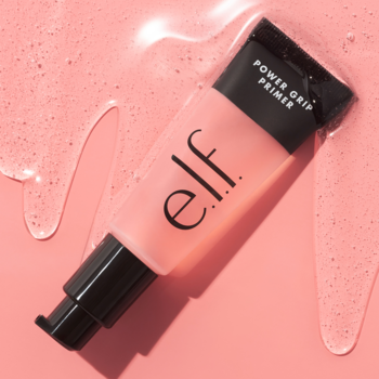 e.l.f. Power Grip Primer, rozświetlająca baza w różowej tubce na różowym tle z widocznym lepkym żelem.