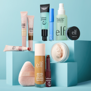 e.l.f. Stay All Night Setting Mist (zielony spray) w zestawie z podkładami i pomadkami, na niebieskim tle.