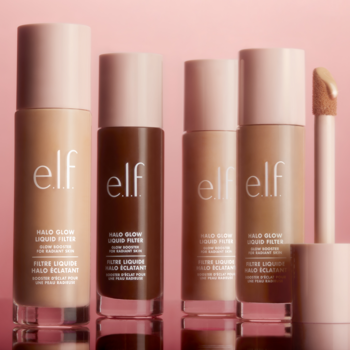 e.l.f. Halo Glow Liquid Filter: 4 butelki rozświetlacza z różowymi nakrętkami, widoczny aplikator, różne odcienie. Różowe tło.