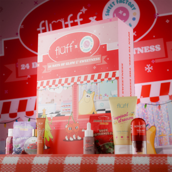 Różowy Kalendarz Adwentowy Fluff x Sweet Factory Store, z kosmetykami i słodyczami na czerwono-białym stole, świąteczne tło.