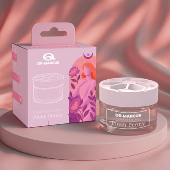 Dr. Marcus Floristic Gel Plush Peony: żelu odświeżacz w przezroczystym słoiku i różowym pudełku, na różowym postumencie.