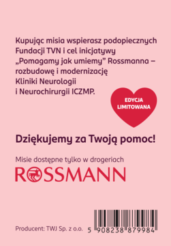 Różowy tył opakowania charytatywnego produktu Rossmann z tekstem o akcji "Pomagamy jak umiemy" i kodem.