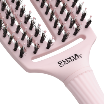 Różowa szczotka Olivia Garden Fingerbrush, zbliżenie na charakterystyczny kształt i czarne włosie.