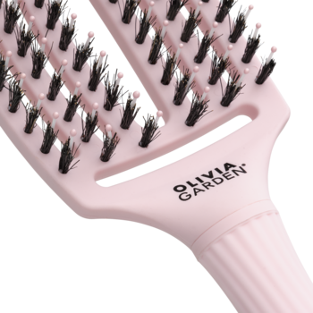 Różowa szczotka Olivia Garden Fingerbrush, zbliżenie na charakterystyczny kształt i czarne włosie.