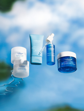 Zestaw 5 produktów Lumene Nordic Hydra: krem SPF 50, serum, kremy, tuba. Na błękitnym tle z wodą.
