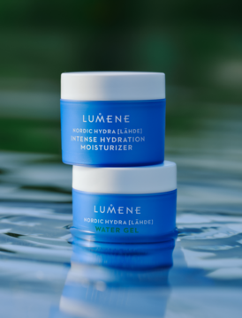 Dwa słoiki Lumene Nordic Hydra: Intense Hydration Moisturizer i Water Gel, ułożone jeden na drugim w wodzie.