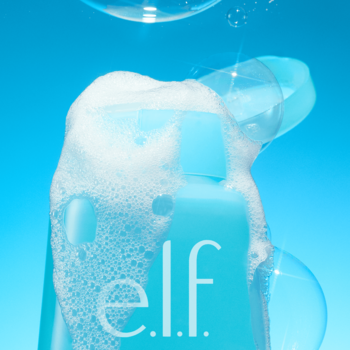 e.l.f. Holy Hydration! Clean Freak z kwasem hialuronowym, niebieska butelka z pianą, zbliżenie.