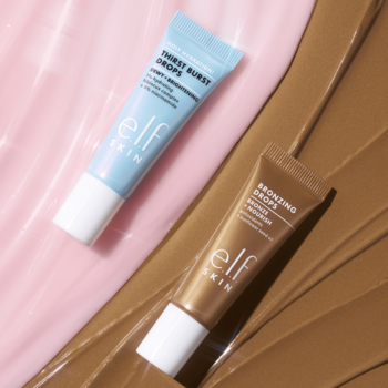 Dwa tubki e.l.f. SKIN: niebieskie Thirst Burst Drops i brązowe Bronzing Drops, serum nawilżające i brązujące na tle smug.