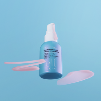 Niebieska butelka serum e.l.f. Holy Hydration! Thirst Burst Drops z pompką, różowe smugi żelu na tle.