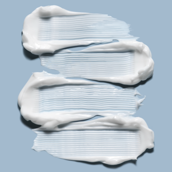 Kremowa, biała maska e.l.f. Holy Hydration! Sleeping Mask w trzech smugach na błękitnym tle, prezentująca gęstą konsystencję.