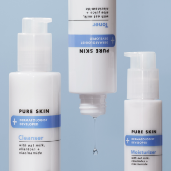 Pure Skin nawilżający krem, cleanser i toner w białych butelkach z pompką, z kroplą toniku na błękitnym tle.