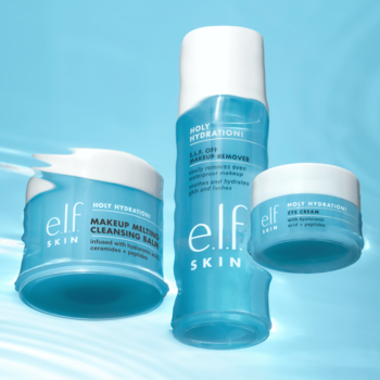 e.l.f. Holy Hydration! dwufazowy płyn do demakijażu w butelce z balsamem i kremem. Niebieskie tło.