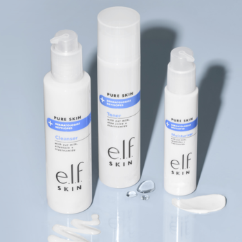 Trzy butelki elf SKIN: cleanser, toner i moisturizer, białe z niebieskimi detalami, na jasnoniebieskim tle.