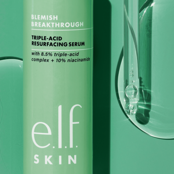 Zbliżenie zielonej butelki serum elf SKIN Triple-Acid Resurfacing z 8.5% kwasów i dropperem.