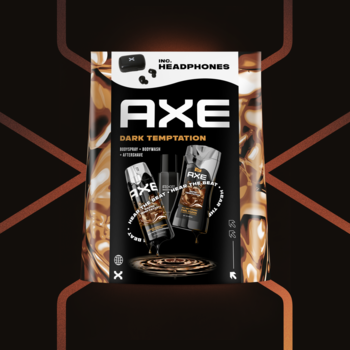 Axe Dark Temptation zestaw prezentowy w brązowo-czarnym opakowaniu: dezodorant, żel, woda po goleniu i słuchawki.
