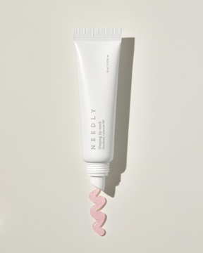 Needly Sleeping Lip Mask w białej tubce z wyciśniętą różową, falującą smugą produktu do ust.