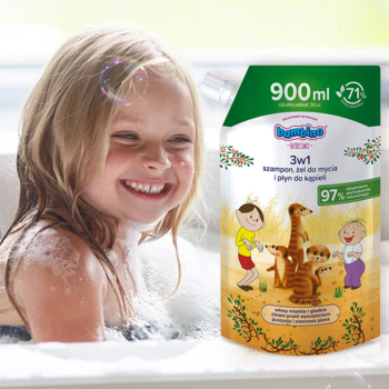 Uśmiechnięta dziewczynka w pianie, obok zielony zapas Bambino Dzieciaki 3w1 żel do kąpieli i włosów 900ml.