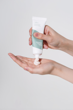 Isntree Mugwort Calming Cream, krem z piołunem, wyciskany z białej tubki na dłoń, dla wrażliwej skóry.