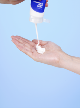 Isntree Hyaluronic Acid Moist Cream, krem nawilżający z kwasem hialuronowym, wyciskany z tubki na dłoń.