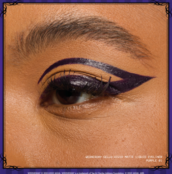 Zbliżenie oka z fioletowym NYX Wednesday Cello Vivid Matte Liquid Eyelinerem, tworzącym graficzną kreskę.