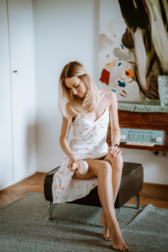 Kobieta masuje udo elektryczną bańką Beautifly Modello Body, redukując cellulit i modelując sylwetkę.
