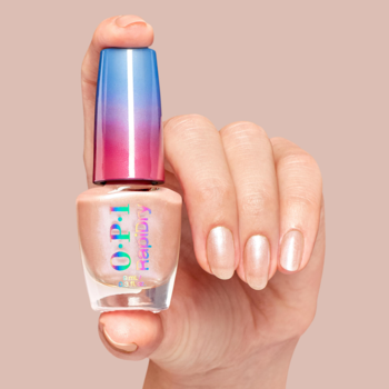 Lakier OPI RapiDry All Touchy Feely w beżowym nude, perłowy, z ombre zakrętką, w dłoni, paznokcie pomalowane.