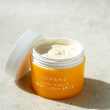 Lumene Nordic-C Glow Cream SPF30, otwarty pomarańczowy słoiczek z białym wieczkiem i kremem na jasnym tle.
