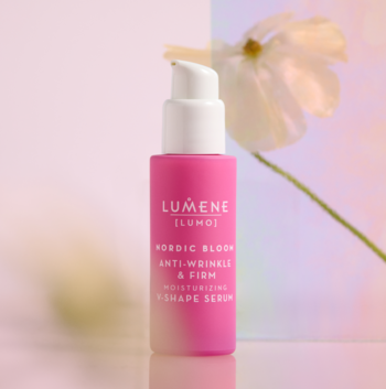 Lumene Nordic Bloom V-Shape serum, różowo-biała butelka z pompką, widok z przodu na pastelowym tle.