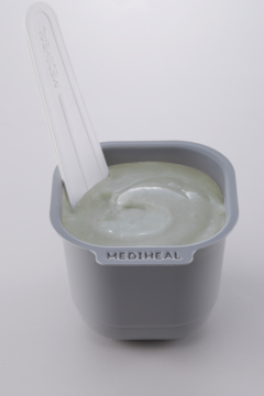 Mediheal Derma Modeling Pack Tea Tree Calming, kremowa maseczka w szarej miseczce z białą szpatułką.