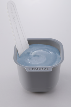 Mediheal Derma Modeling Pack Hyaluronate Moisture, jasnoniebieska maska w szarej miseczce z logo i białą szpatułką.